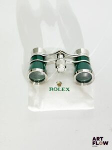 ROLEX Paire de jumelles de théâtre en metal partiellement laqué vert Dimensions : 10 x 5,5 cm Neuves dans leur pochon et boîte