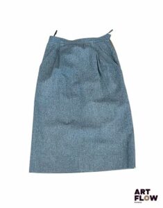 SAINT LAURENT Rive Gauche Jupe crayon mi-longue en lainage gris souris, fermeture latérale zippée Taille 36 Manque un bouton à l'intérieur. Quelques traces d'usure