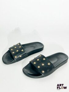 VERSACE Paire de claquettes en caoutchouc noir à clous figurant Médusa Pointure 44 Traces d'usure, 4 clous manquants sur la paire