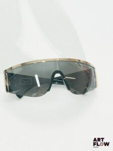 VERSACE Paire de lunettes de soleil à larges verres, monture dorée et branches noires ornées du logo Médusa Avec étui