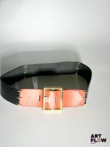 YVES SAINT LAURENT Ceinture alternant un cuir orange et un cuir noir imitation crocodile, l'ensemble relié par des anneaux dorés. Boucle dorée avec monogramme "YSL" Dimension 90 x 5 cm Bijouterie légèrement usée et marque sur le cuir au niveau de la boucle