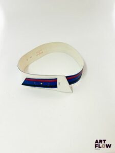 YVES SAINT LAURENT Ceinture bleu et blanc avec des bandes noires et rouges. Dimensions : 87 × 5,2 cm