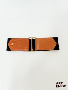 YVES SAINT LAURENT Ceinture élastique noire, boucle dorée Dimension sans boucle 60 x 80 cm Traces et marques d'étiquettes, bijouterie légèrement décolorée.