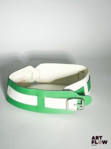 YVES SAINT LAURENT Ceinture en cuir vert sapin et cuir blanc imitation crocodile Dimensions : 80 x 6 cm Bon état général