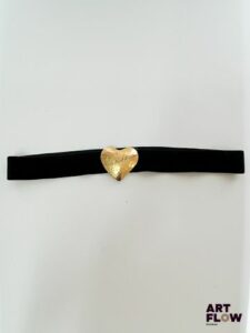 YVES SAINT LAURENT Ceinture en élastique velours noir, avec une boucle dorée en forme de cœur portant l'inscription « Yves Saint Laurent ». Dimensions (sans la boucle) : 88 × 4 cm