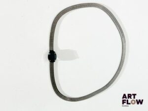 YVES SAINT LAURENT Ceinture en métal argenté fermée une boucle ornée d'un bijou fantaisie noir Longueur : 76 cm environ
