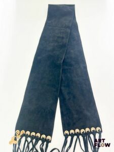 YVES SAINT LAURENT Ceinture noire en daim avec frange au bout , bijouterie dorée Dimensions 130 x 14 cm Bon état général