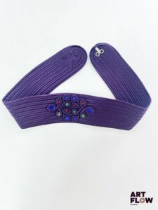 YVES SAINT LAURENT Ceinture violette avec entrelacs et pierres fantaisie bleues, rouges et vertes. Dimensions : environ 80 × 7,5 cm. Bon état général. Avec étiquette.