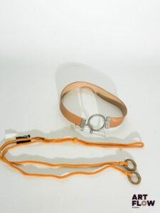 YVES SAINT LAURENT Lot de 2 ceintures : - Une ceinture en corde enroulée orange, avec une bijouterie dorée ronde. Dimensions (sans la boucle) : 100 × 1 cm environ - Une ceinture en cuir naturel, avec une bijouterie argentée. Dimensions (sans la boucle) : 62 × 4 cm. Quelques traces.