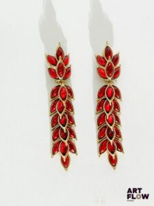 YVES SAINT LAURENT Paire de clips d'oreilles en métal doré et résine rouge Longueur : 12,5 cm Signés