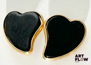 YVES SAINT LAURENT Paire de clips d'oreilles formant coeur en métal doré et bois Dimensions : 3,5 x 3 cm chacun Signés