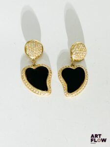 YVES SAINT LAURENT Paire de clips d'oreilles formant coeur en métal doré, strass et bois Signés Hauteur : 7,5 cm Accident sur l'un des clips