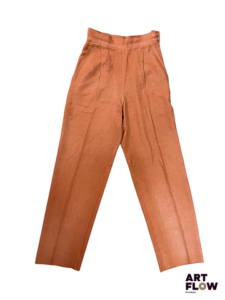YVES SAINT LAURENT Rive Gauche Pantalon en soie marron à pinces, fermeture sur le côté avec un zip et deux boutons, deux poches Taille 34 Fils tirés, déchirures au pli de l'ourlet et boutons légèrement abîmés (à vérifier)