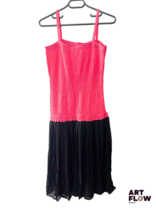 YVES SAINT LAURENT Rive Gauche Robe à bretelles rose plissée, avec une jupe en tissu transparent noir. Taille : 40 Bon état général.