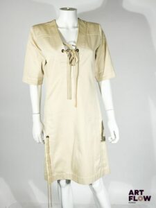 YVES SAINT LAURENT Rive Gauche Robe en toile dans les tons beige Décolleté et bas de la robe fermé par un cordon décoratif Taille 38 Quelques petites usures (voir photos)
