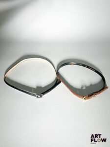 YVES SAINT LAURENT Une ceinture en daim marron, avec une bijouterie dorée. Dimensions (sans la boucle) : 75 × 1 cm.Usure sur le daim On y joint une ceinture en cuir noir, avec une bijouterie argentée et des strass sur la boucle. Dimensions (sans la boucle) : 85 × 1 cm..