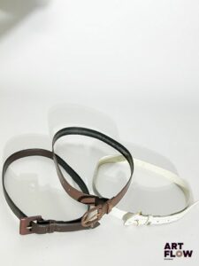 YVES SAINT LAURET Lot de 3 ceintures comprenant : - Une ceinture marron. Dimensions (sans la boucle) : 78 × 2,5 cm. Très bon état. - Une ceinture blanc avec une bijouterie dorée. Dimensions (sans la boucle) : 85 × 2,5 cm. Taches marron au bout. - Une ceinture marron foncé. Dimensions (sans la boucle) : 79 × 2,5 cm
